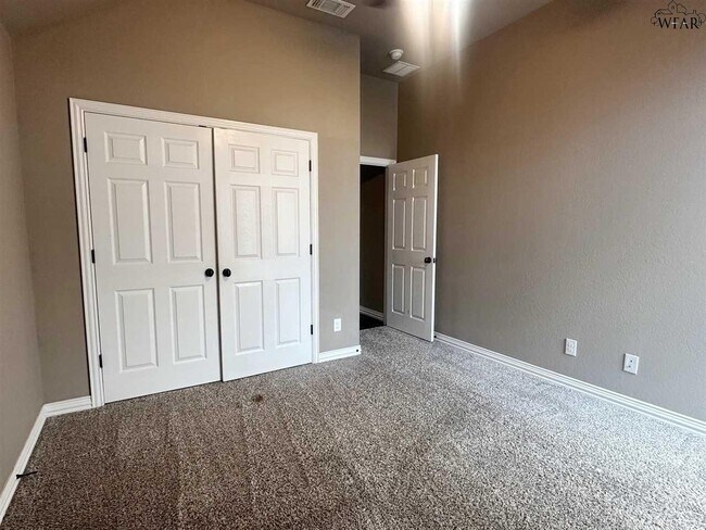Building Photo - 5016 Southfork Dr