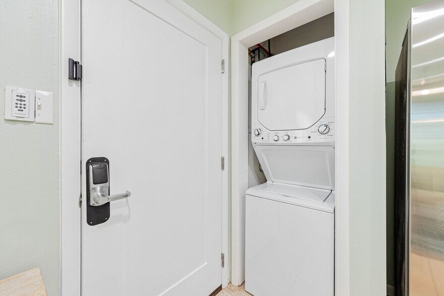 Building Photo - 306 Barracuda Ave