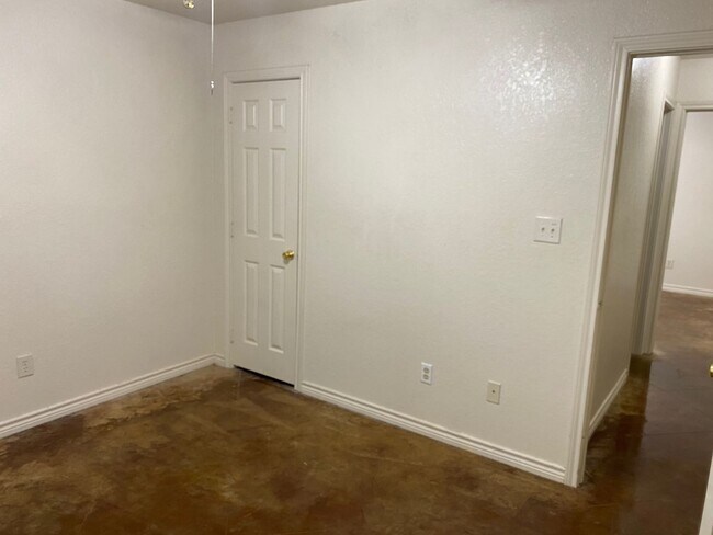 Building Photo - Affordable Elegance: 3 Bedroom Duplex in P...