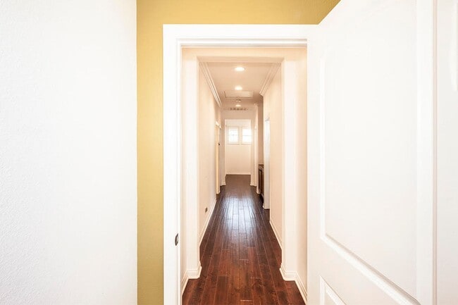 Building Photo - Large 3 Bed 2.5 Bath Home Available In Eas...