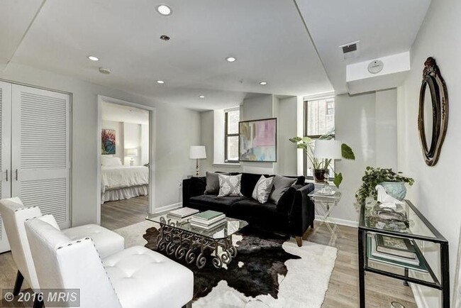 Building Photo - $500 Off for a lease start by 10/1! Availa...