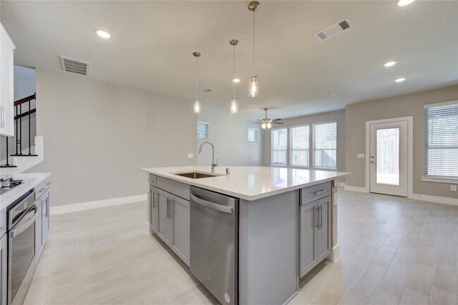 Building Photo - 1709 Summerlyn Ter Dr
