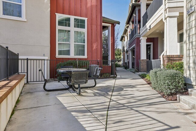 Building Photo - Beautiful Corner-Unit Townhome Near Downtown – 4 Bed | 3 baths