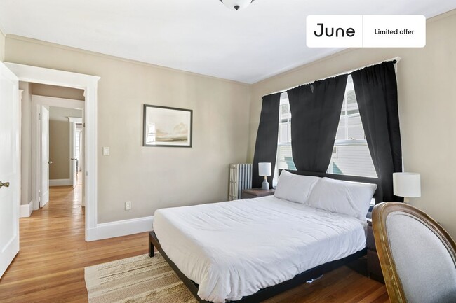 Primary Photo - Private bedroom in 6 bed/2 bath Home