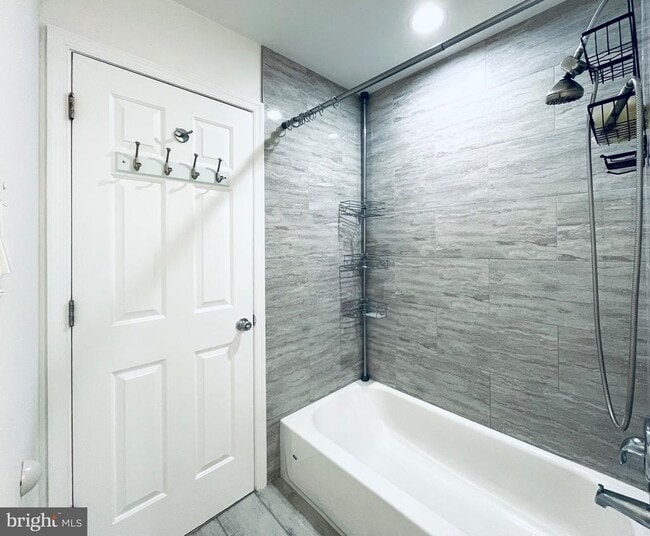 Building Photo - 3005 Creekside Ct