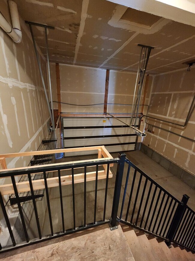 Building Photo - Luxury! 4 bdrm 3.5 bath HOUSE w/ Views! 2 car garage!