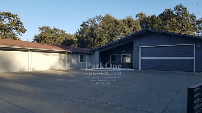 Building Photo - Nicely Remodeled Walnut Creek Saranap Home