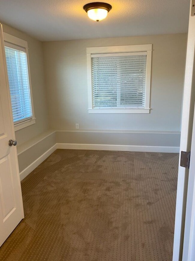 Building Photo - Light and bright one bedroom near PSU in S...