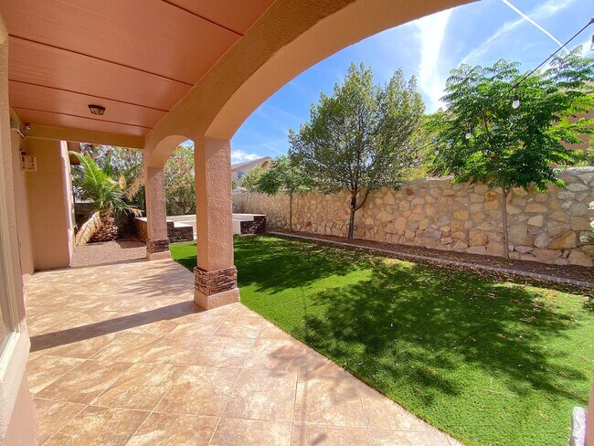 Building Photo - Northeast El Paso 3bed Refrig A/C