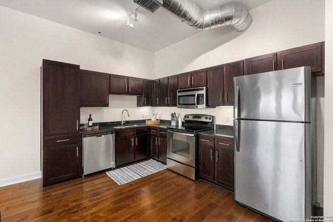 Building Photo - 1 Bed 1 Bath Condo located in Southtown