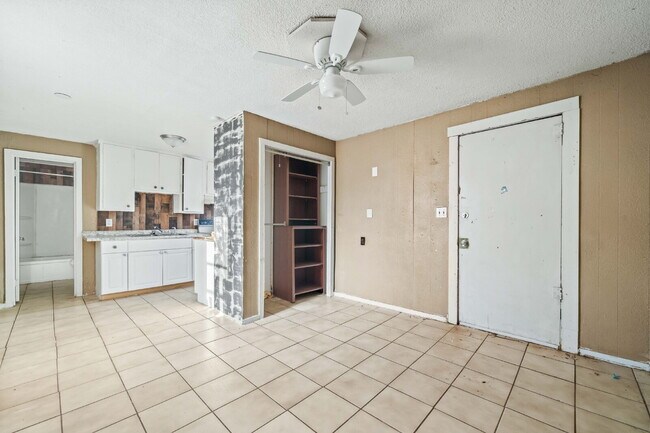 Building Photo - Cozy Efficiency w/ ALL BILLS PAID