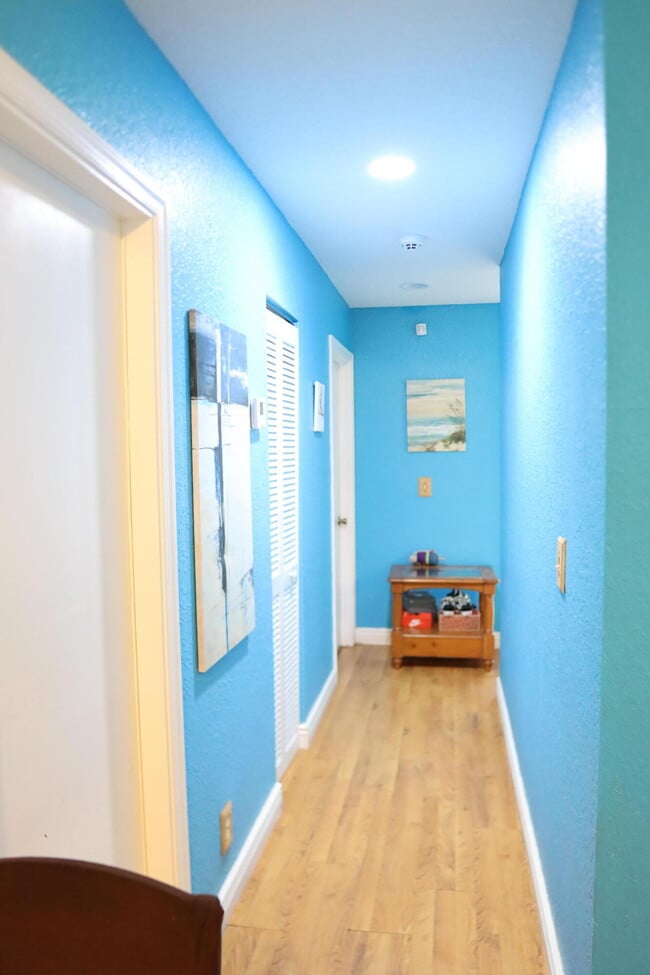 Building Photo - 2122 E Ridge Cir S