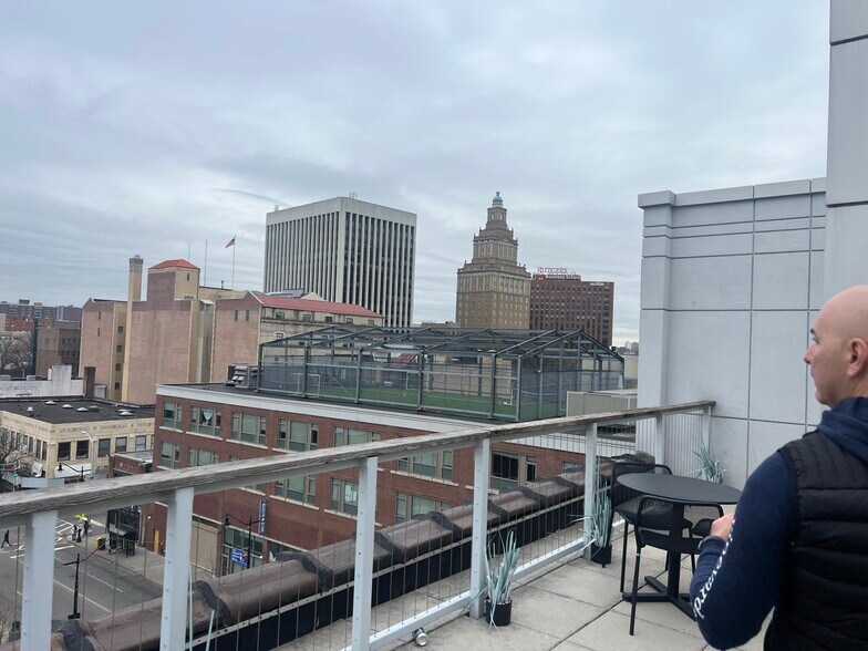 Building Photo - 10 Central Ave