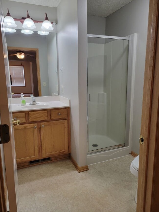 Building Photo - Middle Unit Townhouse