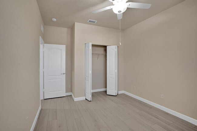 Building Photo - Gorgeous Townhome in Parkland