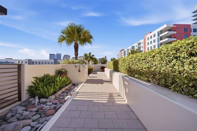 Building Photo - 1208 E Kennedy Blvd