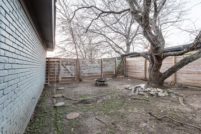 Building Photo - 1602 Parker Ln