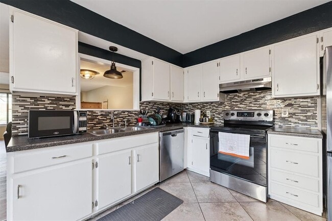 Building Photo - 9605 Hefner Village Blvd