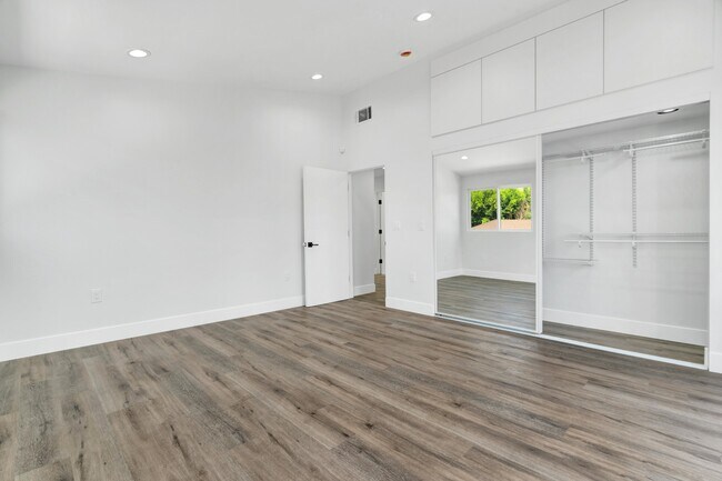 Building Photo - Spacious 3BR NoHo Home w/ Luxury European Finishes