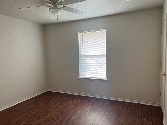 Building Photo - 2600 Alma Dr