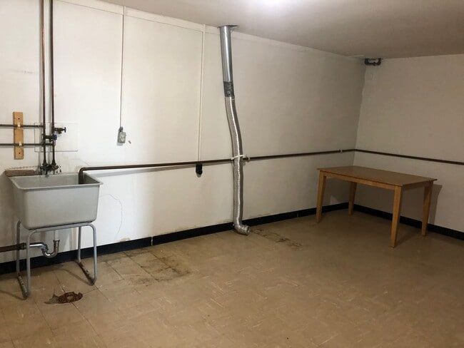 Building Photo - 3 Bed 2 Bath