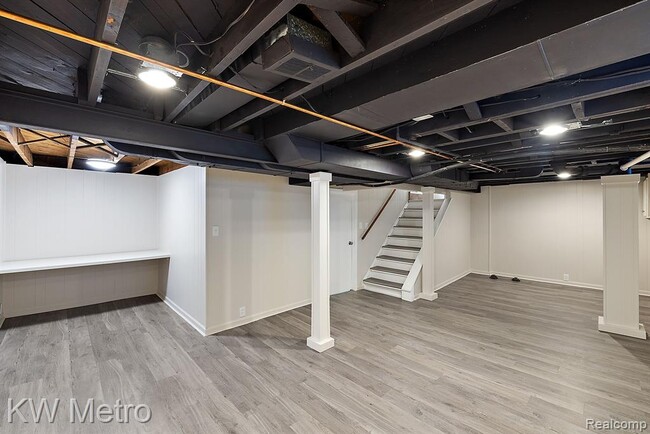 Building Photo - 531 Albany St