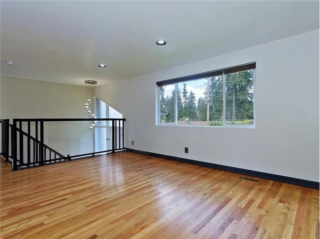 Building Photo - 13819 NE 73rd Pl