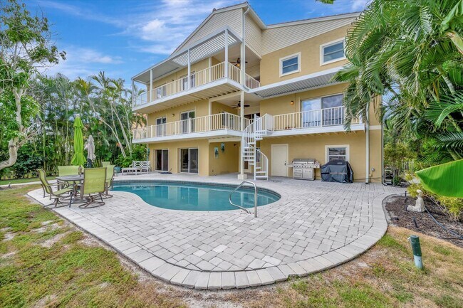 Building Photo - Stunning Annual Rental: Luxury Coastal Living on Longboat Key | 6 Bed | 5.5 bath | 4 car | Pool