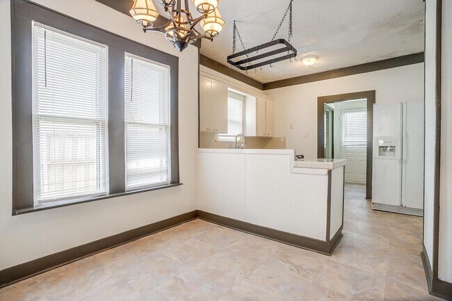 Building Photo - Well Maintained 3 Bed, 2 Bath in Establish...