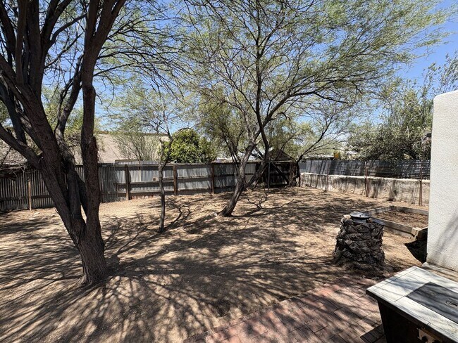 Building Photo - Central Tucson charming historic adobe home