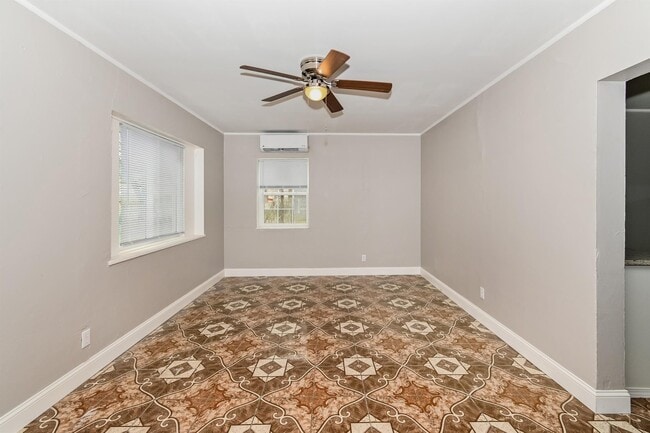 Building Photo - 1531 N Indianapolis Ave