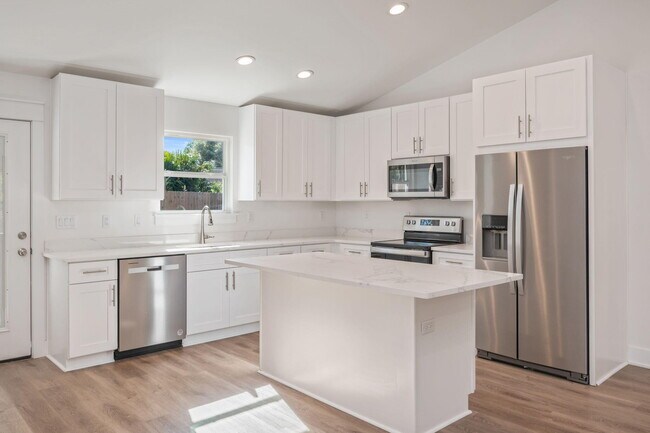 Building Photo - 68 Iris Ln