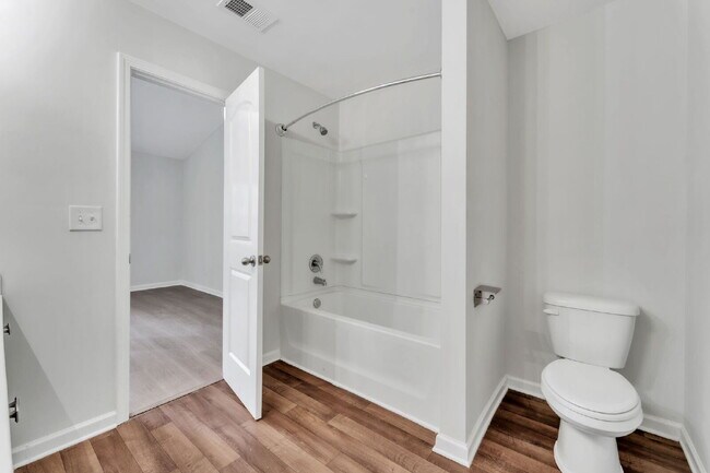 Building Photo - Stylish 3BR, 2.5BA Townhome with Loft and ...