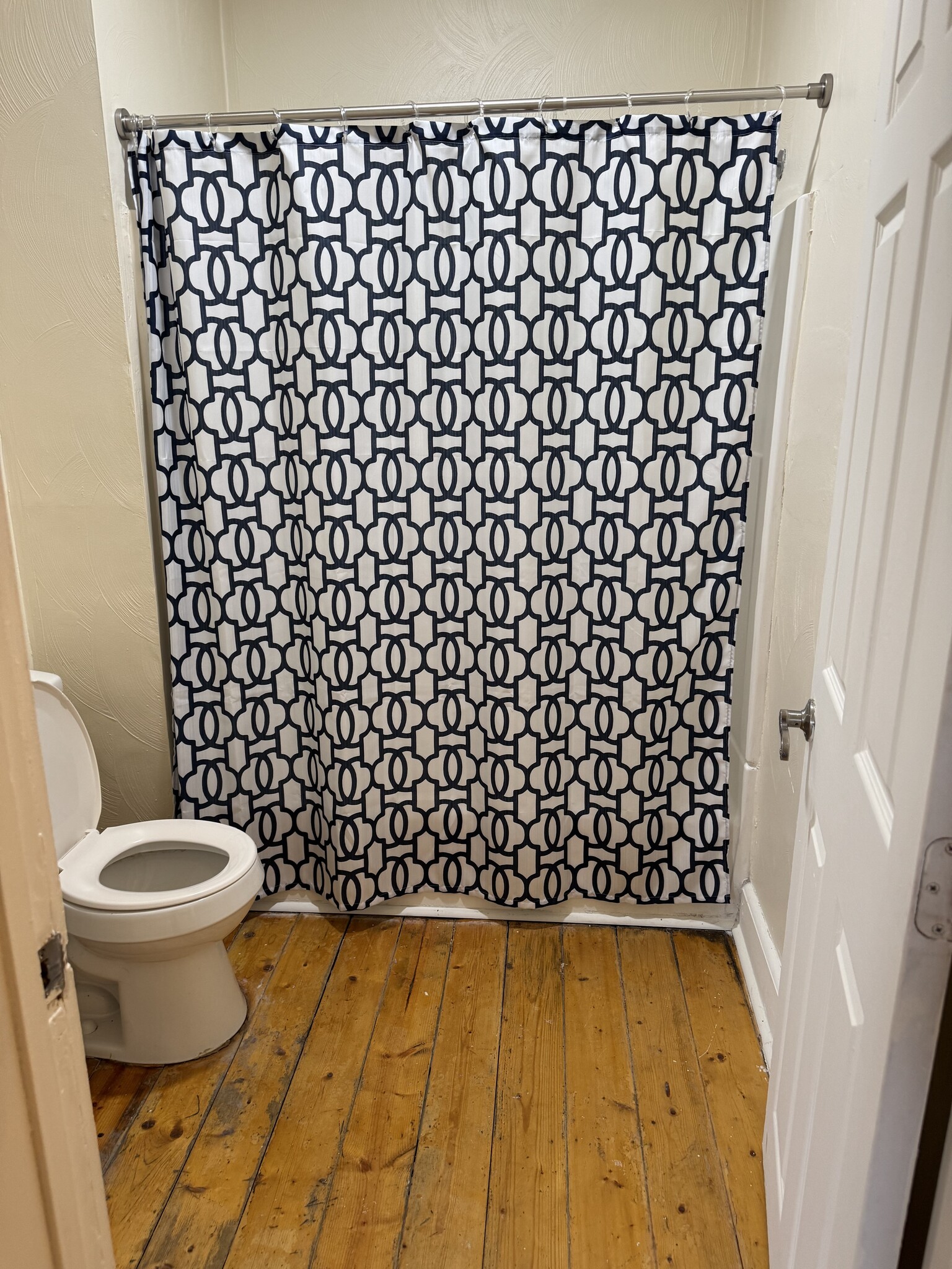 Full Bath pic 1 - 535 W 36th St
