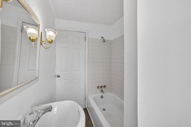 Building Photo - 713 Monmouth St