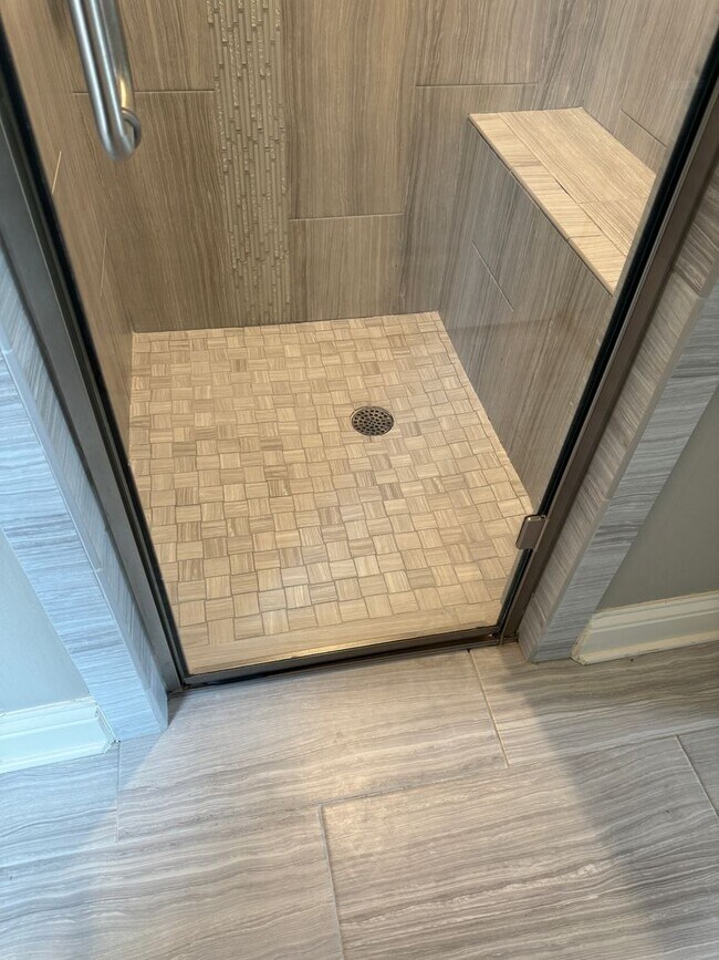 Building Photo - Gated community with community POOL!!!!