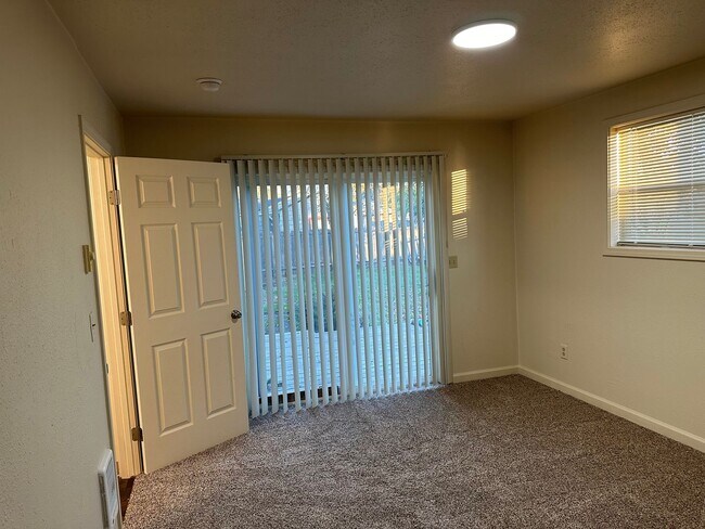 Building Photo - Updated 2 bedroom, 1 bath house in Springfield!