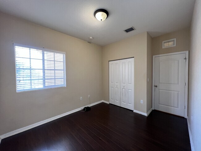 Building Photo - 3530 NW 29th Ct