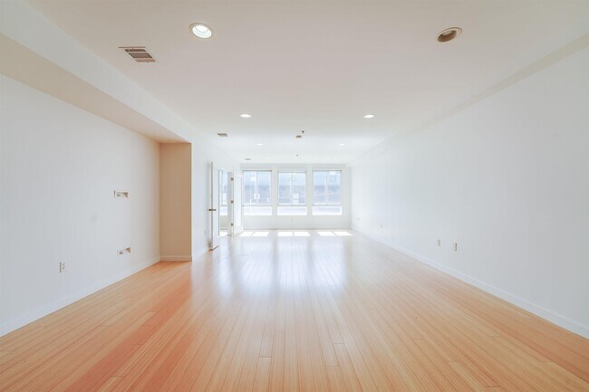 Building Photo - 402 Madison St