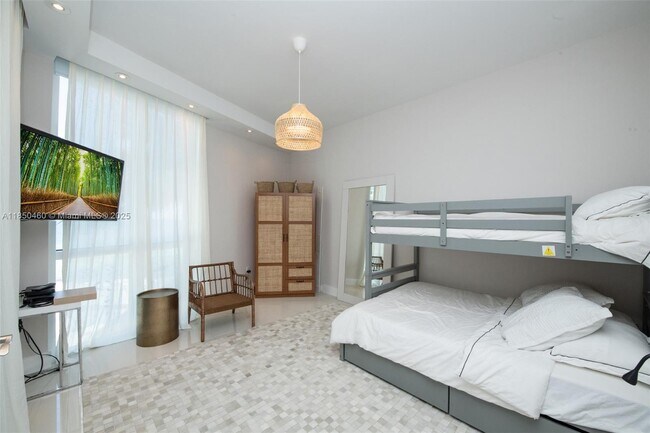 Building Photo - 15901 Collins Ave
