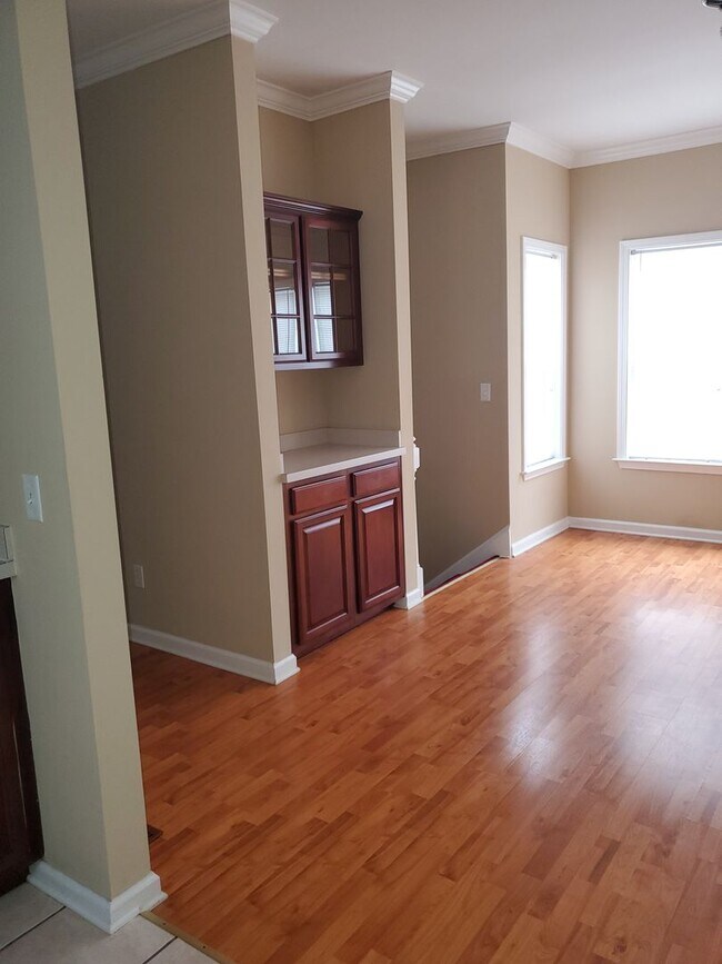 Building Photo - Beautiful 2 Bedroom 2 Bath Available 10/10...