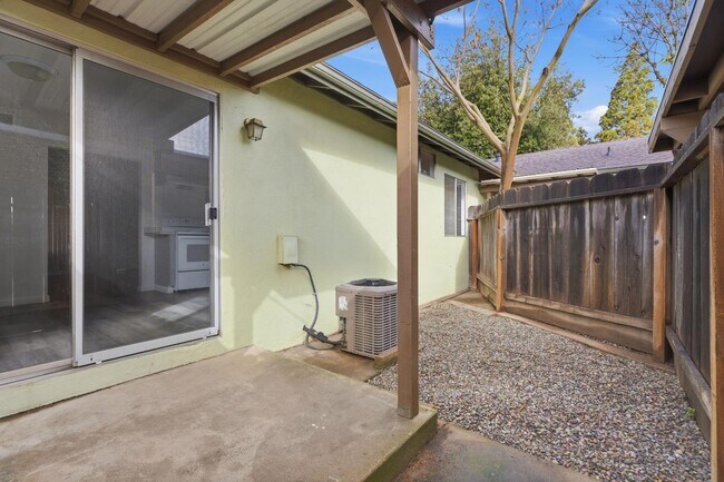 Building Photo - 1504 Rose Ave