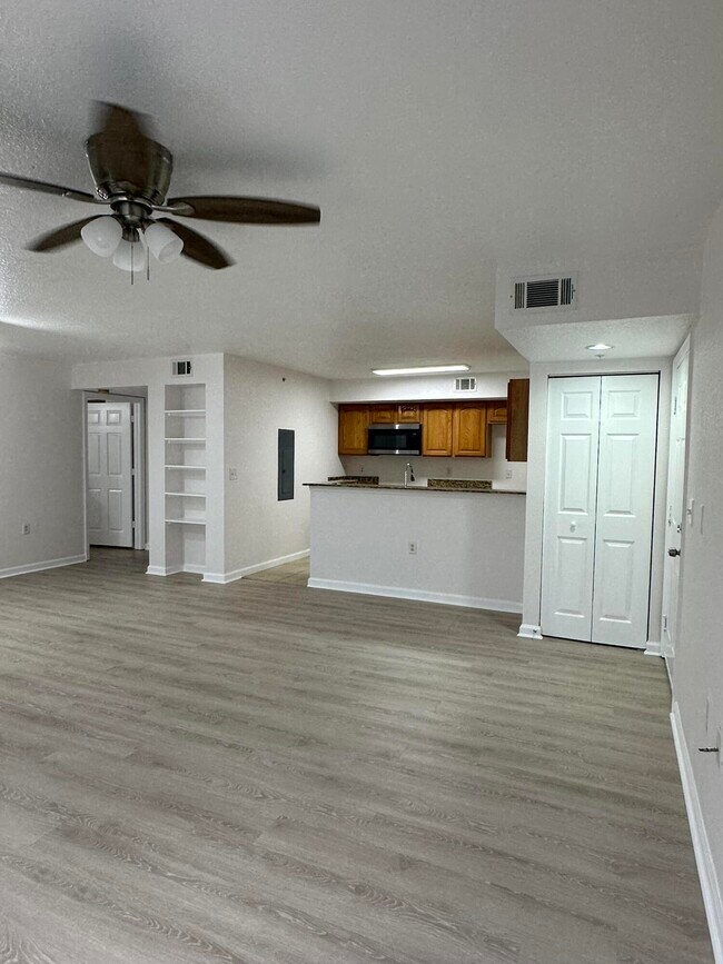 Building Photo - 261 SW Palm Dr