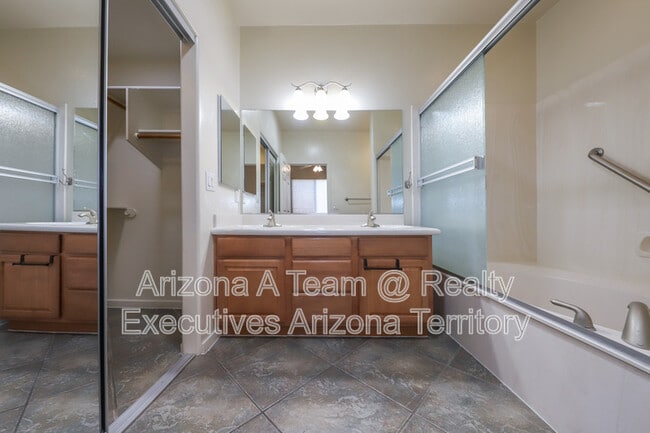 Building Photo - 665 E Weckl Pl