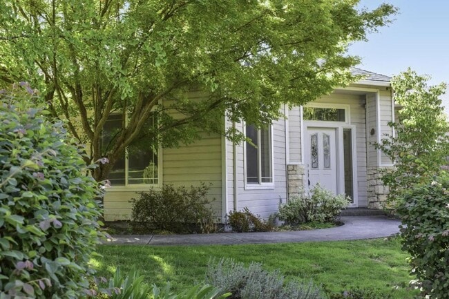 Building Photo - 2914 Farmington Ave