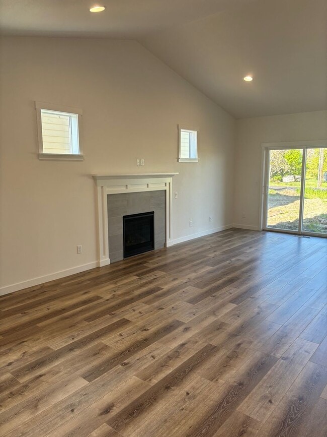 Building Photo - 3 Bedroom 2 Bath Silverton OR