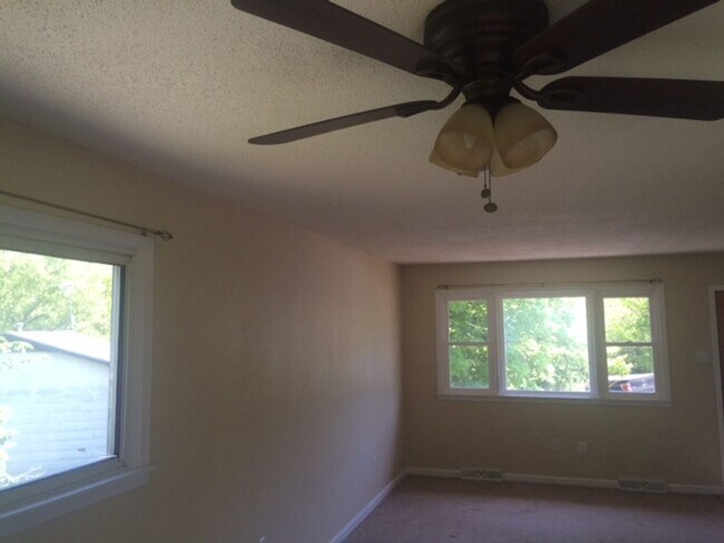 Building Photo - 3 Bed 2 Bath Home