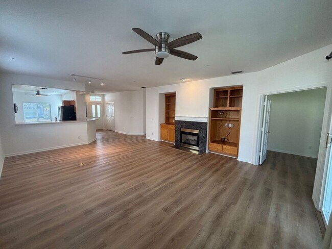 Building Photo - Large Single Level 2 Bedroom 2 Bathroom wi...