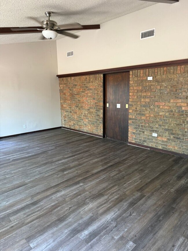 Building Photo - 523 W Ithica St