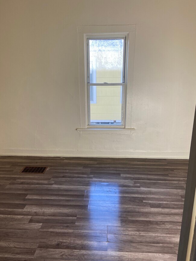 Building Photo - 49 Klueh St